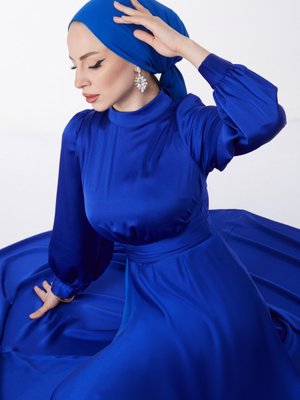 Düz Hakim Yaka Saks Çapraz Kuşaklı Abiye Elbise