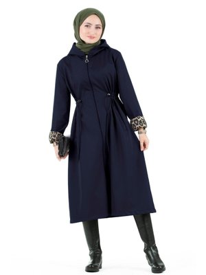 Lacivert Leopar Desenli Cepli Belden Oturtmalı Kapüşonlu Trençkot Lacivert Leopar Desenli Cepli Belden Oturtmalı Kapüşonlu Trençkot