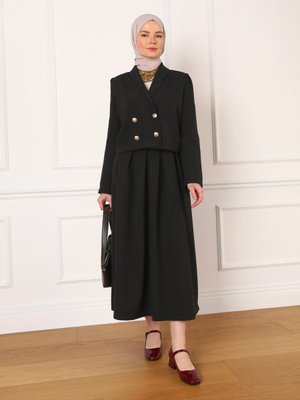 Siyah Düğme Detaylı Kısa Ceket