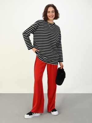 Bisiklet Yaka Sweatshirt Beyaz Siyah Çizgili Bisiklet Yaka Sweatshirt Beyaz Siyah Çizgili