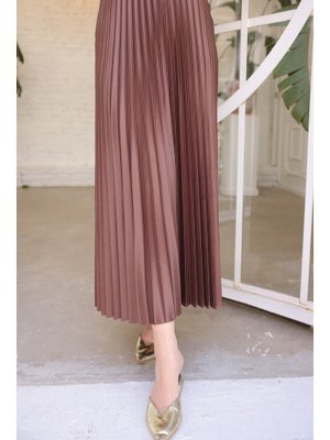 Kahverengi Deri Görünümlü Uzun Piliseli Etek