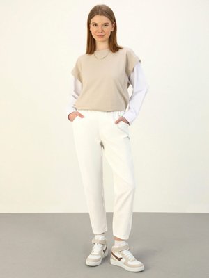 Beli Lastikli Rahat Havuç Denim Pantolon Beyaz Beli Lastikli Rahat Havuç Denim Pantolon Beyaz