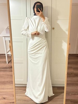 Kuyruklu Kolu Tüylü Pile Detaylı Abiye Elbise