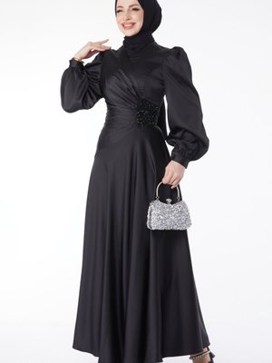 Sıyah Saten Pileli Sol Yanı Boncuklu Abiye Elbise