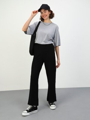 Siyah Flam Efektli Rahat Pantolon