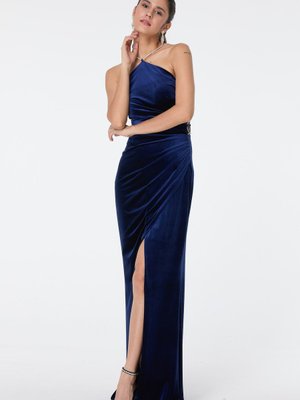 Lacıvert Halter Yaka Aksesuar Detaylı Drape Yırtmaçlı Kadife Abiye Elbise