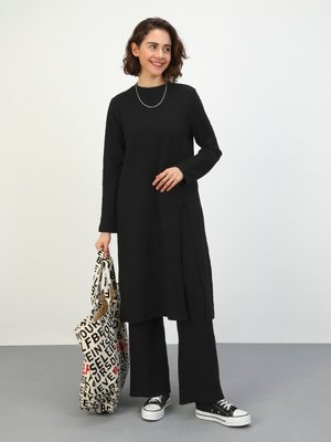 Siyah Flam Efektli Yırtmaçlı Uzun Tunik