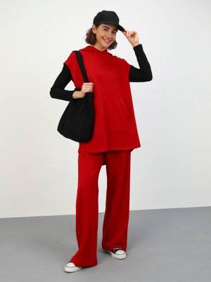 Kırmızı Kapüşonlu Kolsuz İkili Eşofman Takımı Kırmızı Kapüşonlu Kolsuz İkili Eşofman Takımı