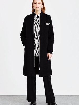 Broş Aksesuarlı Kaşe Kaban Siyah