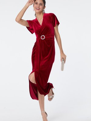 Kırmızı Taş Tokalı Kruvaze Yaka Kısa Kol Kadife Abiye Elbise