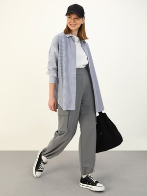 Gri Kargo Cep Detaylı Pantolon