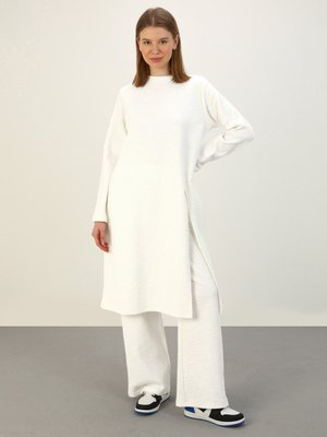 Beyaz Flam Efektli Yırtmaçlı Uzun Tunik Kırık