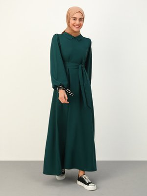 Aerobin Yaka Kuşaklı Gömlek Elbise Zümrüt Aerobin Yaka Kuşaklı Gömlek Elbise Zümrüt