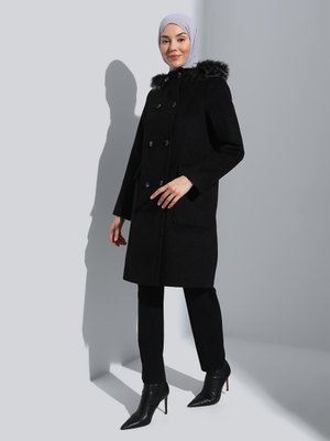 Siyah Kapüşonu Kürklü Torba Cepli Kruvaze Kaban