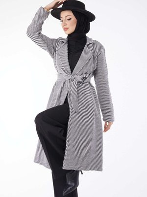 Sıyah Beyaz Kuşaklı Kaşe Kaban Sıyah Beyaz Kuşaklı Kaşe Kaban