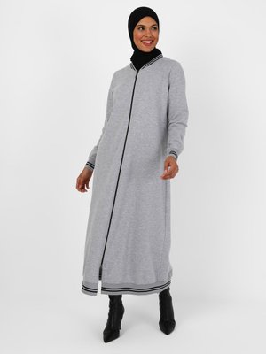 Gri Çizgili Boydan Fermuarlı Büyük Beden Ferace