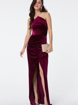 Bordo Halter Yaka Aksesuar Detaylı Drape Yırtmaçlı Kadife Abiye Elbise Bordo Halter Yaka Aksesuar Detaylı Drape Yırtmaçlı Kadife Abiye Elbise