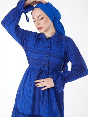 Düz Yaka Saks Beli Bağcık Detaylı Gömlek Elbise Düz Yaka Saks Beli Bağcık Detaylı Gömlek Elbise