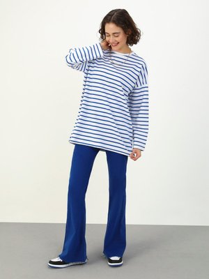 Çizgili Bisiklet Yaka Sweatshirt Beyaz Lacivert Çizgili