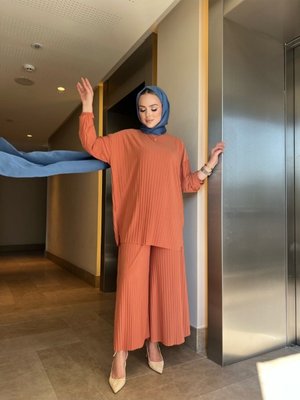 Harika Komple Piliseli Bol Paça Pantolon Ve Tunik Sandy Takım