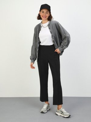 Siyah Dikiş Detaylı Pantolon