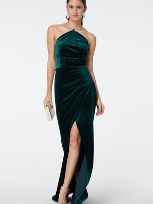 Zumrut Halter Yaka Aksesuar Detaylı Drape Yırtmaçlı Kadife Abiye Elbise