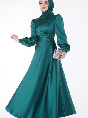 Zumrut Saten Pileli Sol Yanı Boncuklu Abiye Elbise