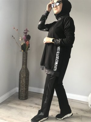 Harfli Şerit Detaylı Siyah Eşofman Takımı Harfli Şerit Detaylı Siyah Eşofman Takımı