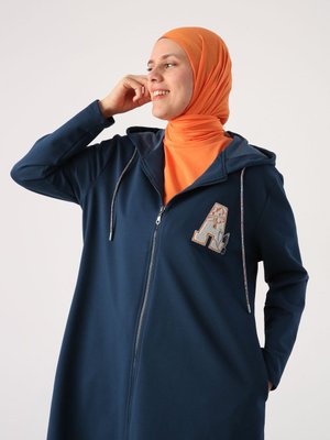 Koyu İndigo Büyük Beden Aplike Nakışlı Kapüşonlu Hırka Koyu İndigo Büyük Beden Aplike Nakışlı Kapüşonlu Hırka