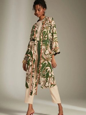 Serap Eser Hukka Design Desenli Kap