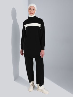 Siyah Kontrast Çizgi Detaylı Rahat Triko Takım Siyah Kontrast Çizgi Detaylı Rahat Triko Takım