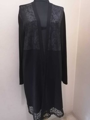 Deri Görünümlü Kumaş Detaylı Ve Etek Ucu Dantelli Penye Hırka