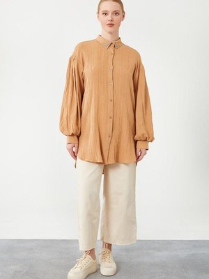 Camel Yakası Işlemeli Balon Kol Büzgü Kumaş Gömlek