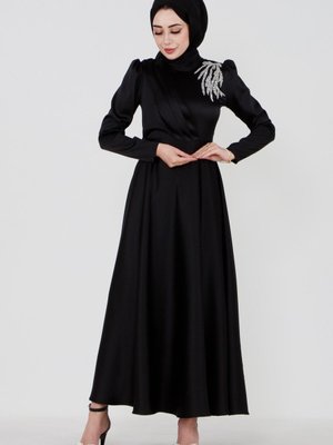 Önü Taş Baskılı Saten Abiye Elbise Siyah Önü Taş Baskılı Saten Abiye Elbise Siyah