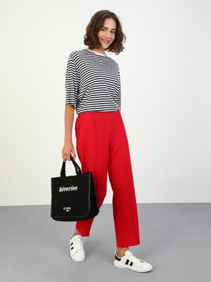 Kırmızı Dikiş Detaylı Pantolon