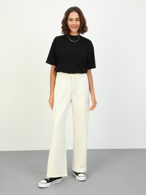 Beyaz Kargo Cep Detaylı Rahat Kalıp Pantolon Kırık