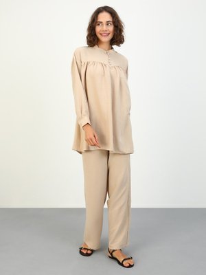 Bej Brit Detaylı Aerobin Takım