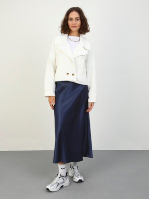 Beyaz Düğme Detaylı Selanik Kumaş Kısa Ceket