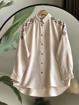 Omuz Nakış İşlemeli Gömlek