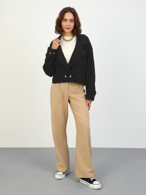 Siyah Düğme Detaylı Kısa Ceket