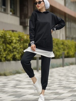 Garnili Baskılı Kapüşonlu İkili Takım Siyah Garnili Baskılı Kapüşonlu İkili Takım Siyah
