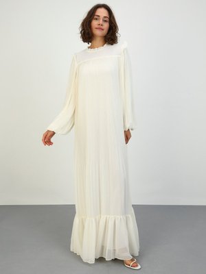 Beyaz Piliseli Şifon Abiye Elbise