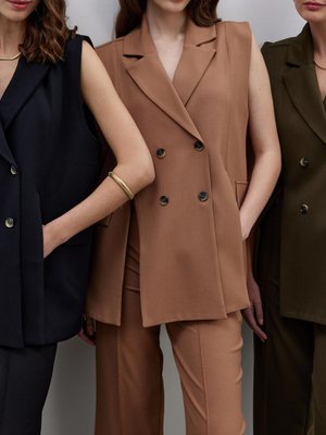 Yırtmaç Detaylı Yelek Camel