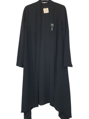 Kobe Krep Kumaş Broşlu Asimetrik Kesim Hırka