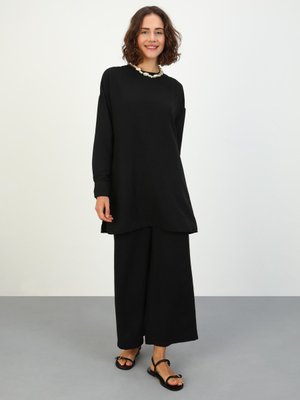 Siyah Aerobin Cep Detaylı Tunik Pantolon Takım