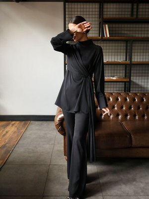 Siyah Önü Detaylı Takım Siyah Önü Detaylı Takım