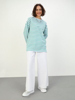 Bisiklet Yaka Sweatshirt Beyaz Yeşil Çizgili Bisiklet Yaka Sweatshirt Beyaz Yeşil Çizgili