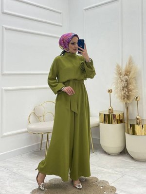 Neşeli Buti Kadın Yeşil Kuşaklı Gül Detaylı Salaş Tulum Neşeli Buti Kadın Yeşil Kuşaklı Gül Detaylı Salaş Tulum