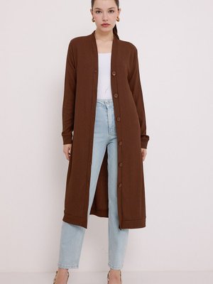 Kahverengi Düğmeli Uzun Hırka