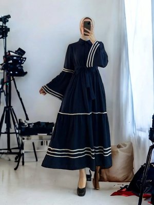 Kolları Ve Eteği Süzene Işlemeli Parçalı Elbise